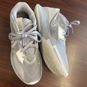 NIKE Kyrie Low 5 Sneakers Wolf Grey Size 7.5 Men’s Great Condition DO-9617-001